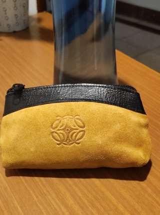 Bolso neceser Loewe ante amarillo y piel.