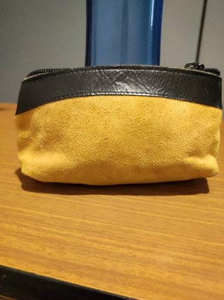 Bolso neceser Loewe ante amarillo y piel.