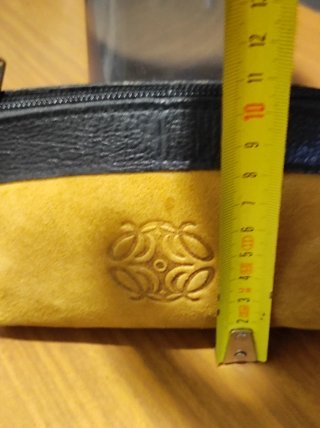 Bolso neceser Loewe ante amarillo y piel.