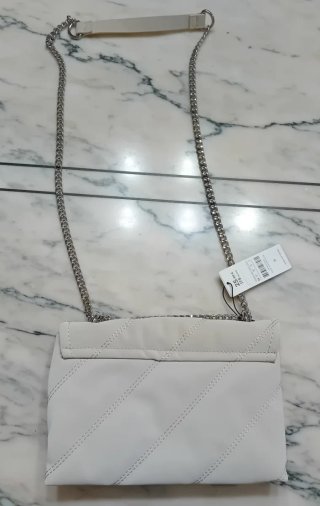 Bolso crema con cadena plateada