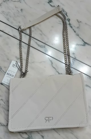 Bolso crema con cadena plateada