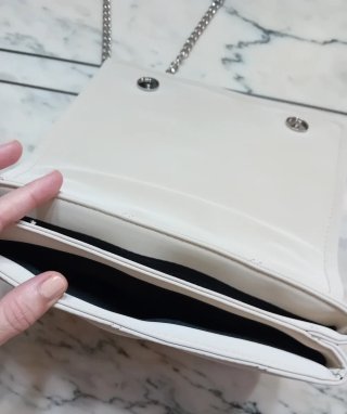 Bolso crema con cadena plateada