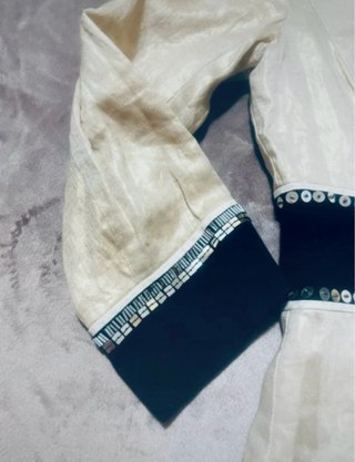 Blazer beige y negro con detalles