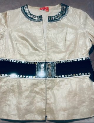 Blazer beige y negro con detalles