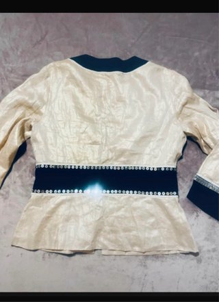 Blazer beige y negro con detalles