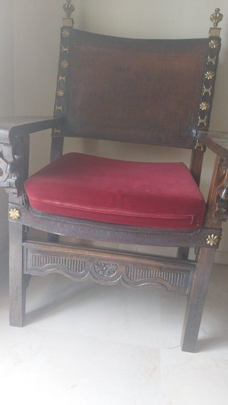 Escritorio antiguo de madera con silla