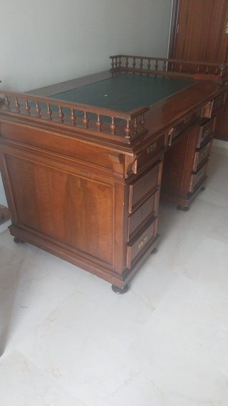 Escritorio antiguo de madera con silla