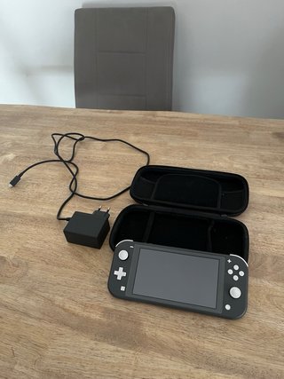 Nintendo Switch Lite + 4 Juegos nuevos