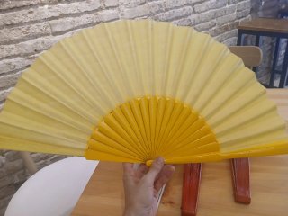 Abanico amarillo grande, varitas de madera