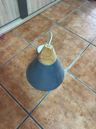 Lámpara colgante gris y madera