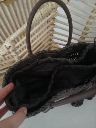 Bolso de mano tejido marrón