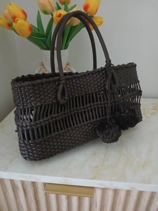 Bolso de mano tejido marrón