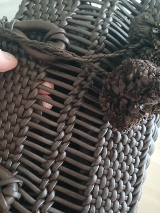 Bolso de mano tejido marrón