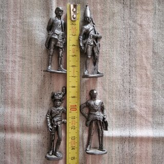 4 statuette in peltro