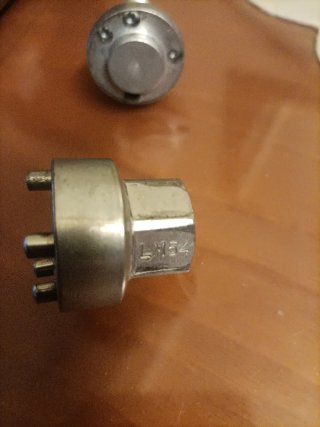 Tornillo antirrobo y 2 llaves
