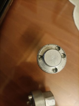 Tornillo antirrobo y 2 llaves