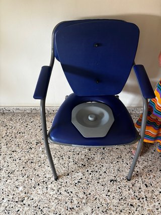 Silla de ortopedia para mayores con WC incorporado