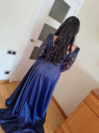 Vestido largo azul oscuro con abertura