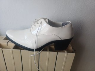 Zapatos blancos de tacón