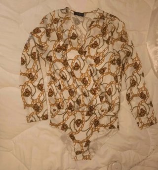 Blusa estampada cadenas doradas