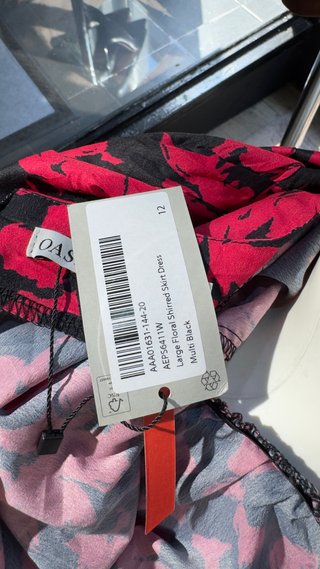 Vestido Oasis M/40 Negro y Rojo Floral