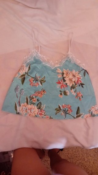Top floral con encaje