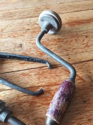 Herramientas antiguas: Tijeras y taladro