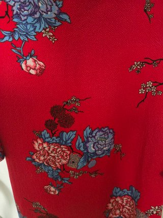 Blusa roja con estampado floral
