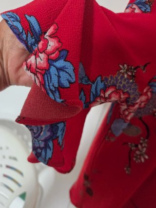 Blusa roja con estampado floral
