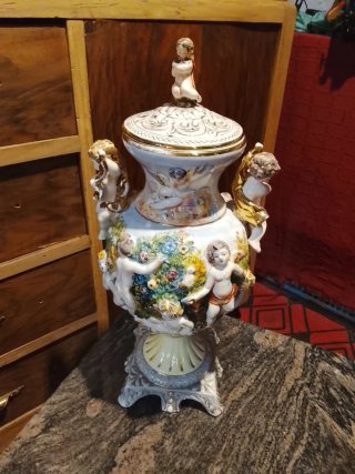 Jarrón antiguo de porcelana con figuras