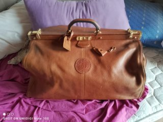 Bolso médico de piel marrón con llave