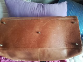 Bolso médico de piel marrón con llave