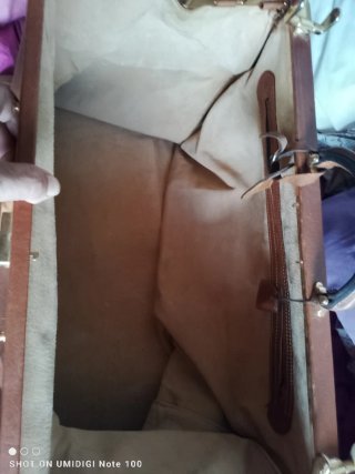 Bolso médico de piel marrón con llave