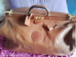 Bolso médico de piel marrón con llave