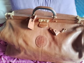 Bolso médico de piel marrón con llave
