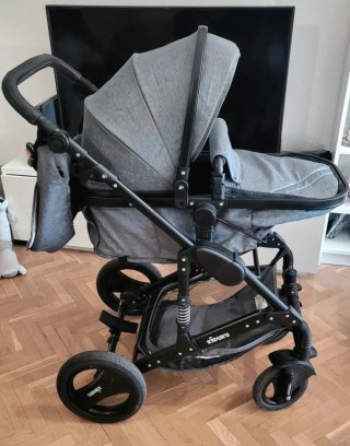 Carrito de bebé 3 en 1 Precio negociable.
