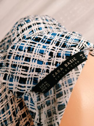 Esta prenda es una blusa de la colección Zara