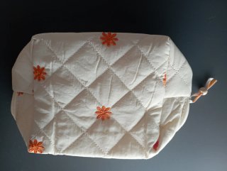 Neceser acolchado beige con flores naranjas