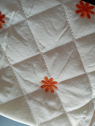 Neceser acolchado beige con flores naranjas