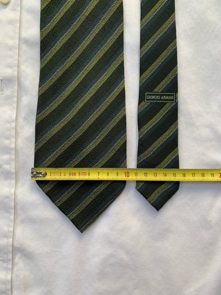 Corbata de rayas verde y azul