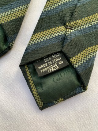 Corbata de rayas verde y azul