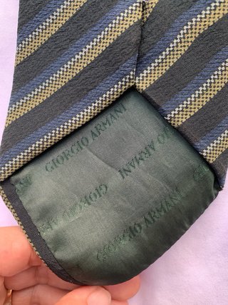 Corbata de rayas verde y azul