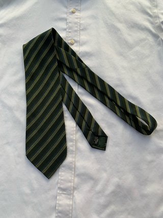 Corbata de rayas verde y azul