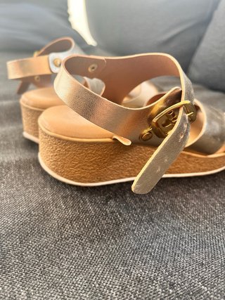 Sandalias niña blancas y doradas . Talla 34