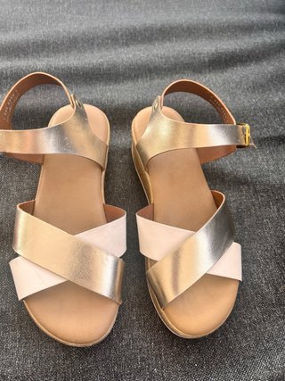 Sandalias niña blancas y doradas . Talla 34