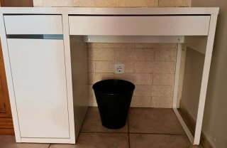 Escritorio blanco y silla gris