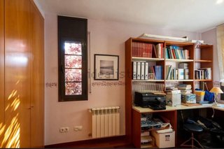 Escritorio con librería de madera