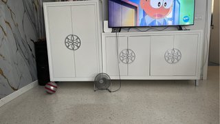 Mueble de salón blanco y plateado