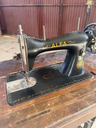 Máquina de coser antigua Alfa