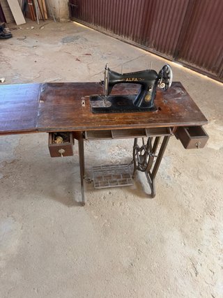 Máquina de coser antigua Alfa